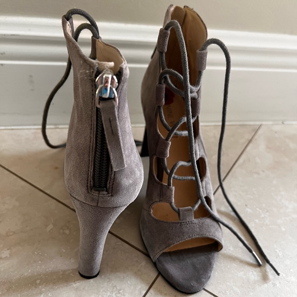 Nine West size 6 light gray LIKE NEW